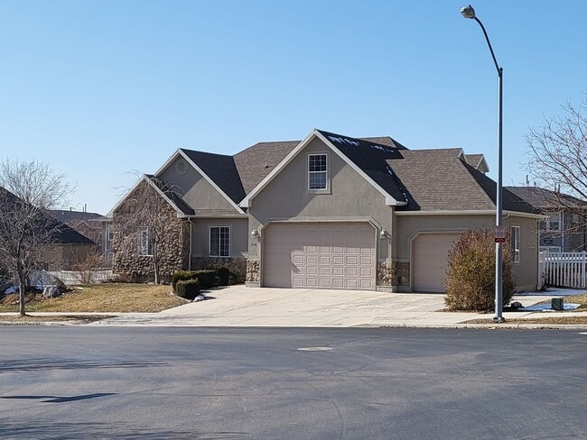 Building Photo - Large Pet Friendly House in the Foothills of Provo