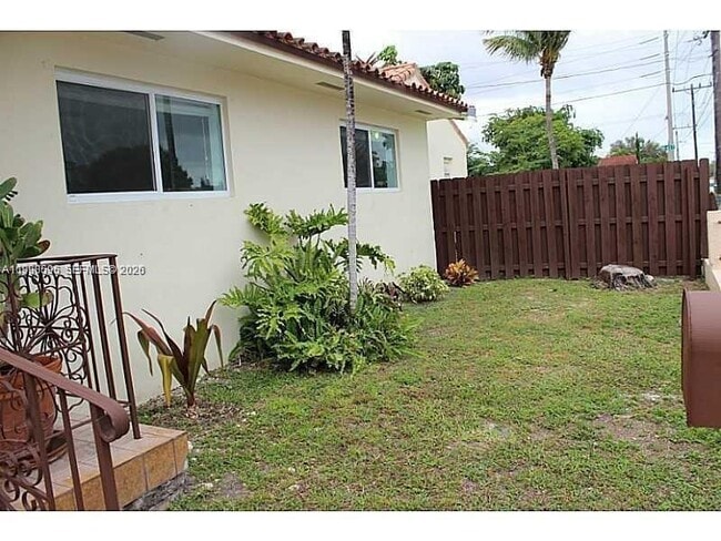 500 NW 43rd Ct Unidad back