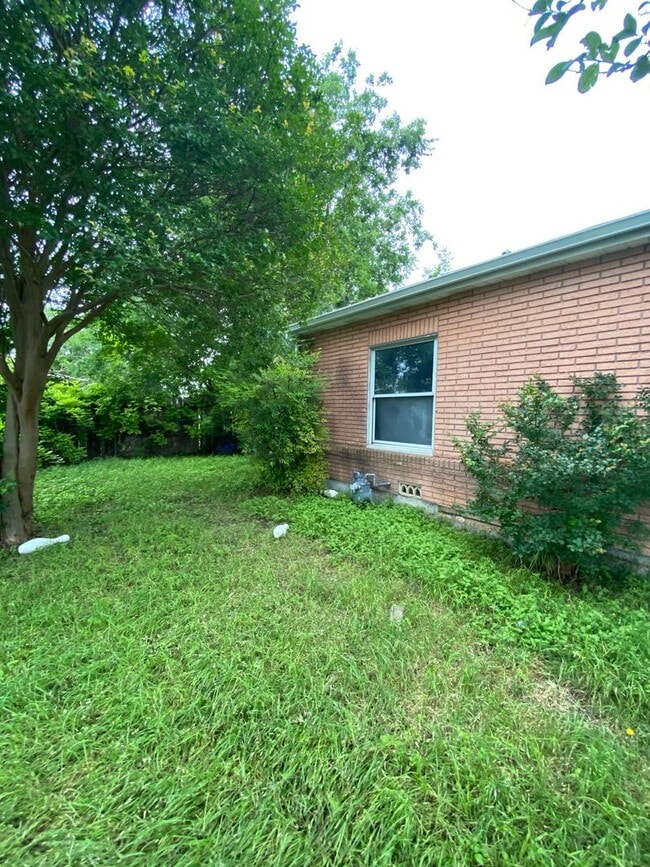 Photo - 903 Conder St