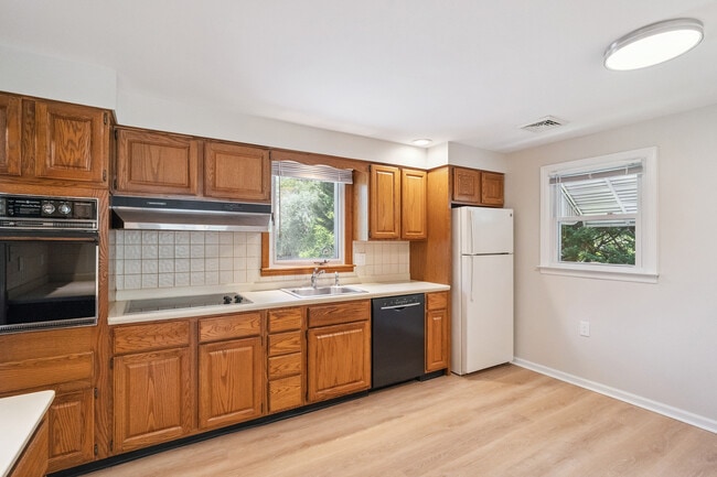 Photo - 183 Chestnut Neck Rd