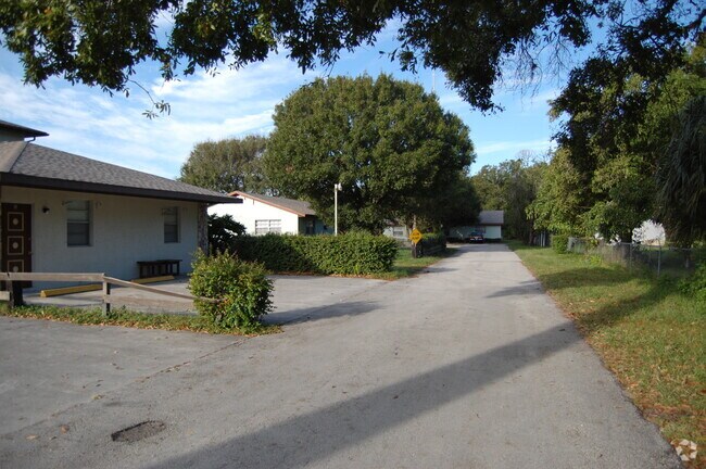 Building Photo - 1203 S 33rd St Unit Duplex Rental