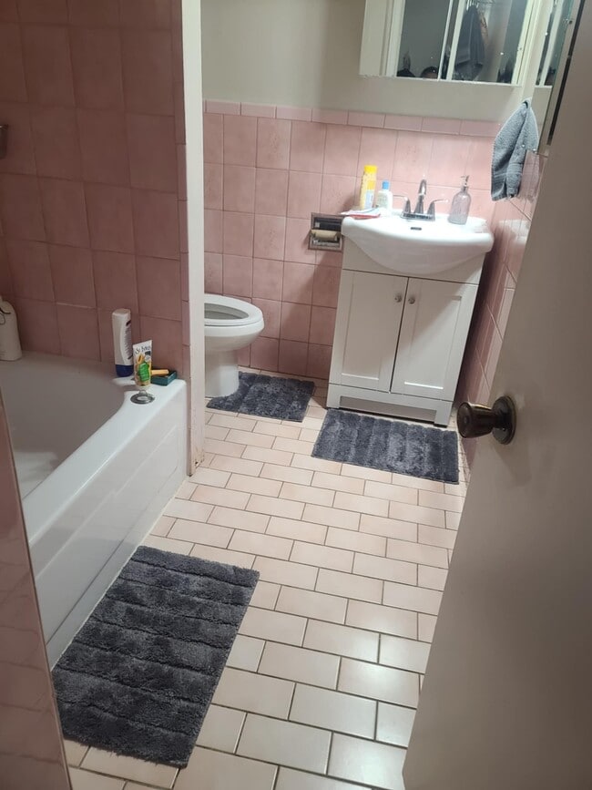 Photo - Spacious 1 Bedroom Apartment for rent  Bathurst- Lawrence