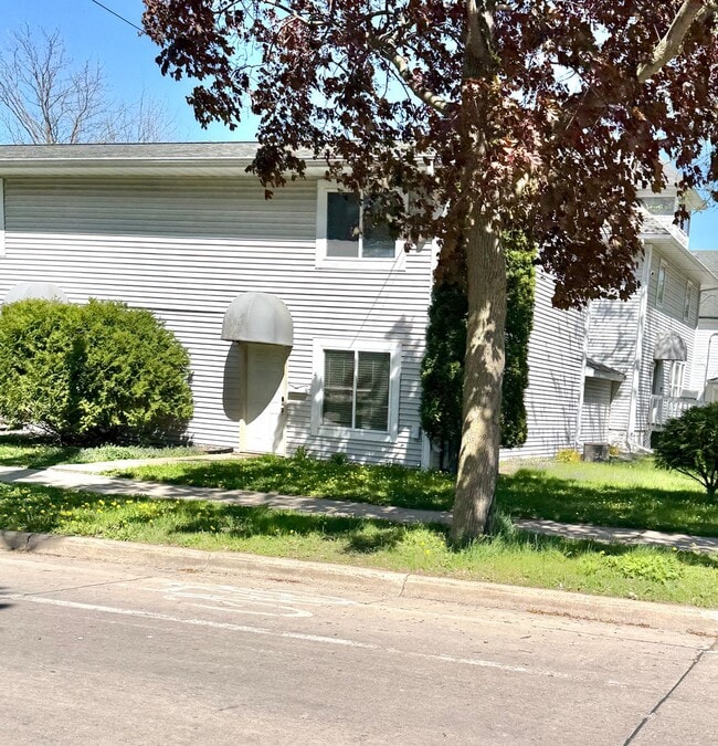 Building Photo - Three bedroom townhome near downtown NW Rochester MN Unit 4 11th Avenue NW