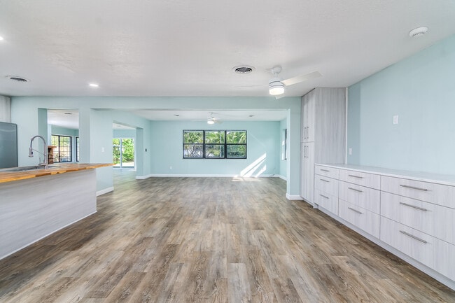 Photo - 1 W Point Dr