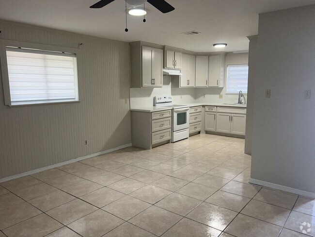 Building Photo - 1703 Iowa St Unit 1703 Rental