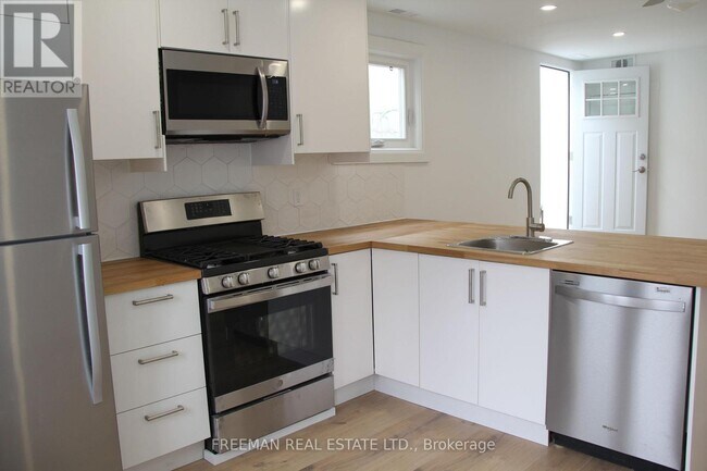 Photo - 3449 Yonge St