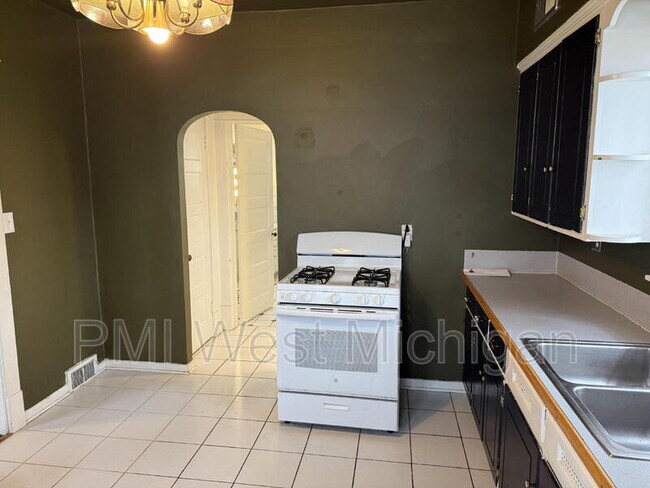 Photo - 865 Leonard St NW Unit A