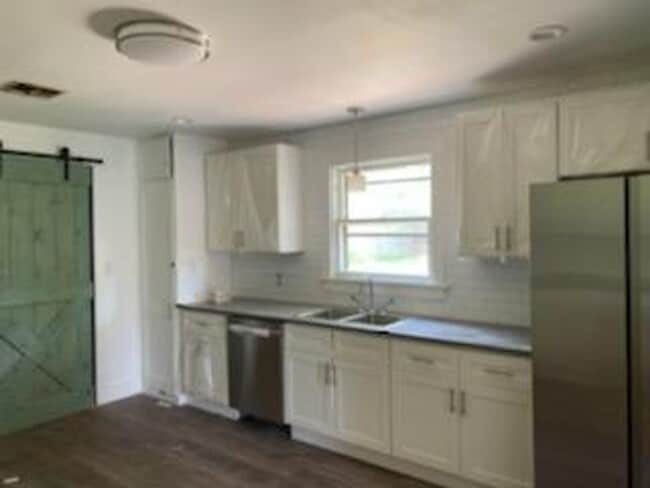 Photo - FOR LEASE!! Great location!