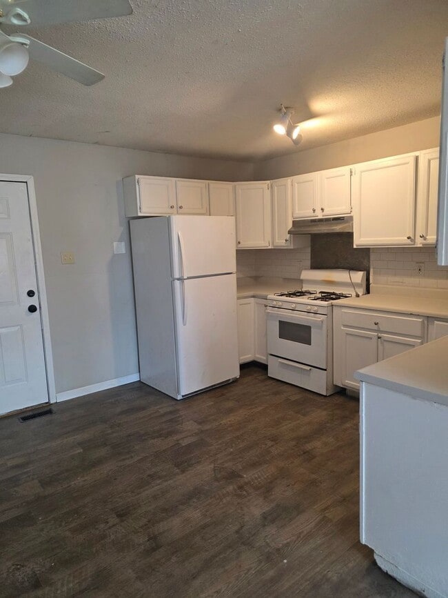 Photo - 2020 Louise Ave