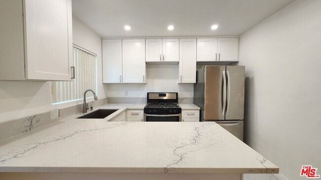 Building Photo - 12942 Moorpark St Unit 1 Rental