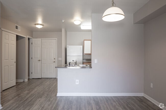 2BR, 1BA - 777SF
