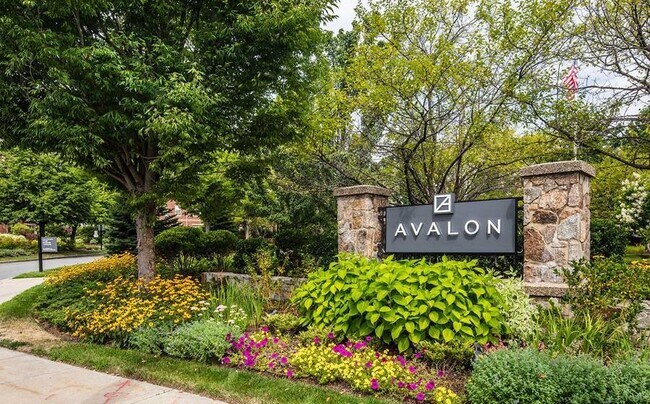 Building Photo - 99 Needham St Unit 1410