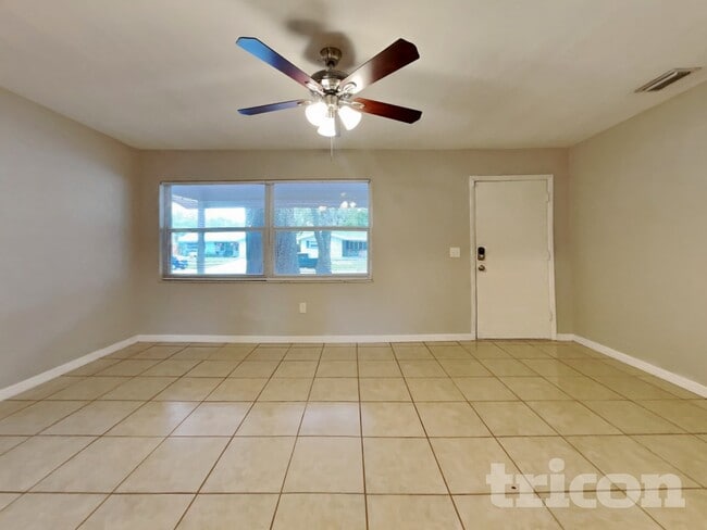 Photo - 1430 Thames Ln