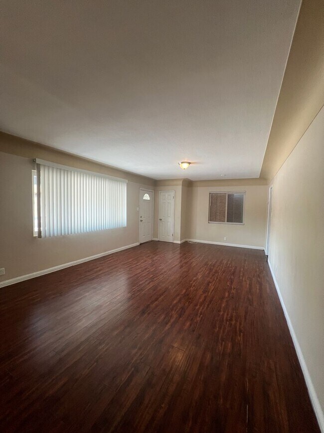 Downtown Single Story 3 Bedroom 1 bath home! House Rental in Las