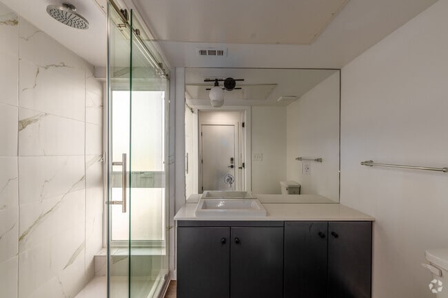 Studio - 440SF - Bathroom