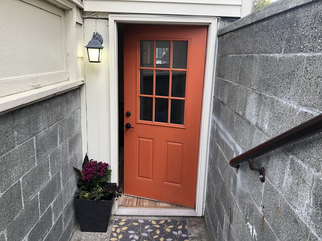 Well-lit entrance in a quiet neighborhood - 5409 Beacon Avenue South Unit B