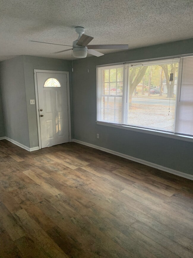 Photo - 715 10th Ave