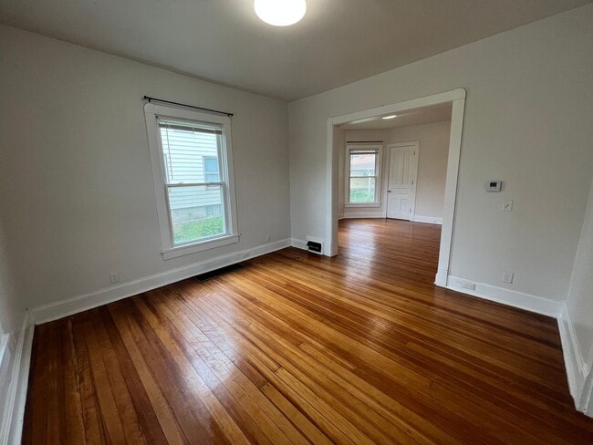 Photo - 3 BR House available in June