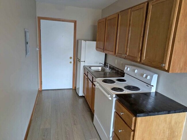 Building Photo - Cedar Avenue Apartments Unit 205