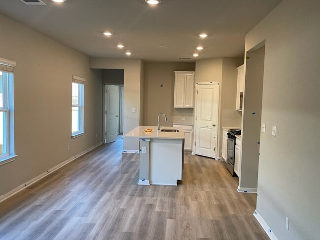 908 Main St