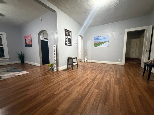 Building Photo - 2 bed, 1 bath home for rent in West Waterloo