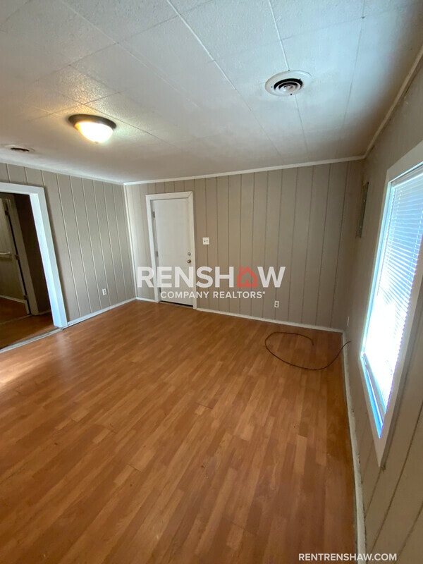 Photo - 180 Ross Ave