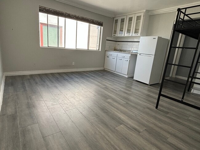 Building Photo - 2420 Pacific Ave Unit D Rental