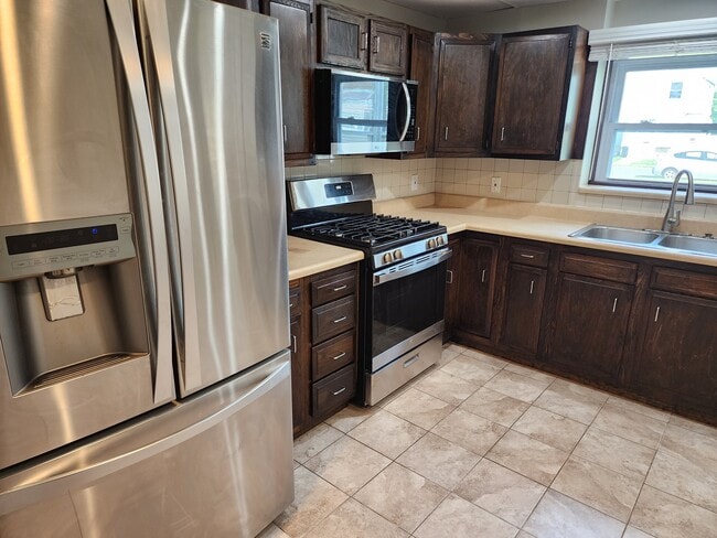 Cocina con estufa/hornillo nuevo y microondas. - 100 Manning Pl Casa