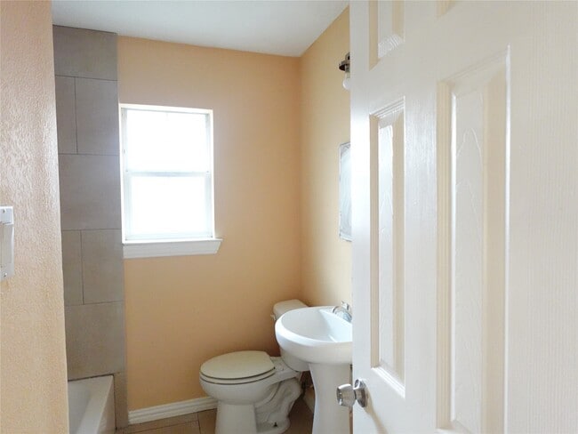Photo - 4721 Denmark St