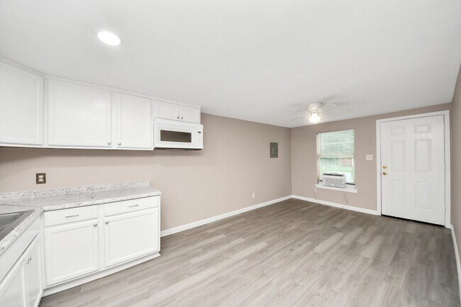 Photo - 17111 River Rd Unit B