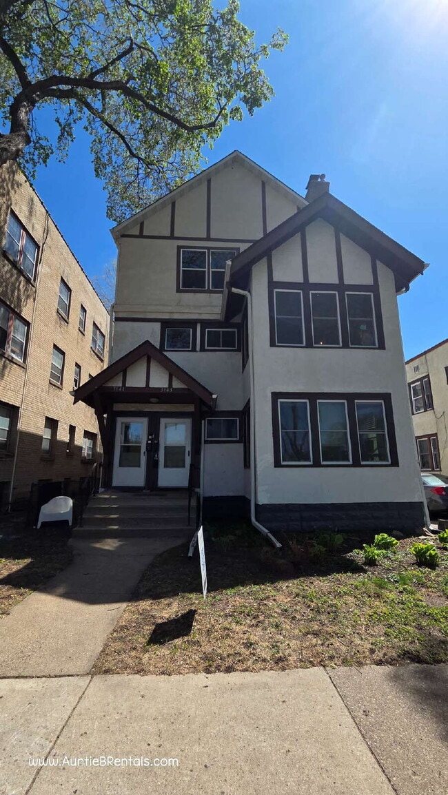 Building Photo - 2BR 1BA Beautiful Triplex Upper Unit - VIDEO TOUR