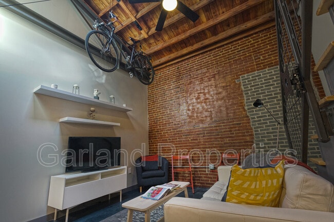 Photo - 631 Campbell Ave SW Unit SW 208