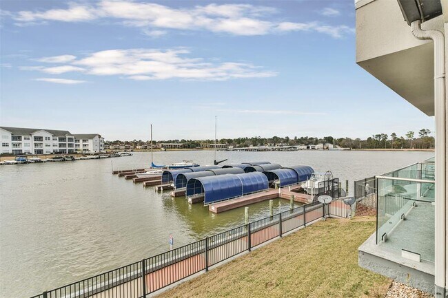 199 Waterpoint Court Unidad 106