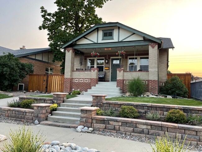 Building Photo - LOCATION LOCATION! This stunning remodeled bungalow has 4-beds and 2-baths w/ an office and is lo...