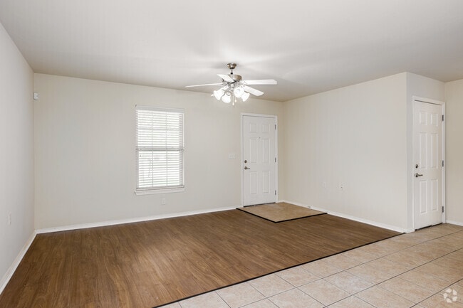 1BR, 1BA - 784SF - Living Room