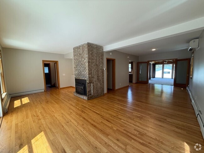 Building Photo - Beautiful 5 Bed 3 Bath Single Family Home ...