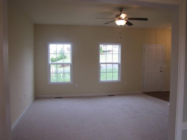 Photo - 203 Winnbrook St