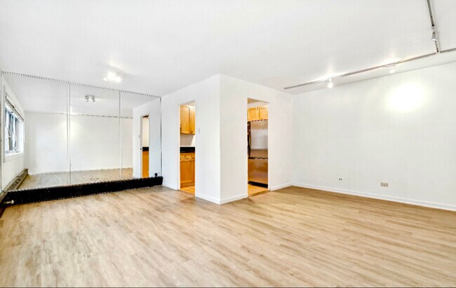 Photo - 700 W Bittersweet Pl Unit 1004