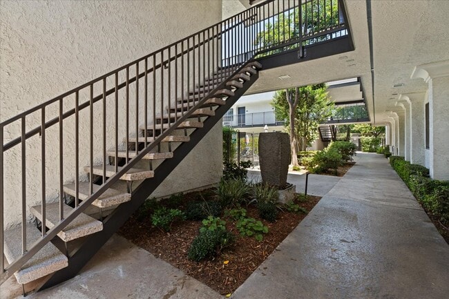 Gateway Tarzana Apartments