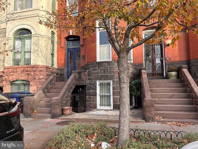 Building Photo - 830 D St SE Unit B Rental