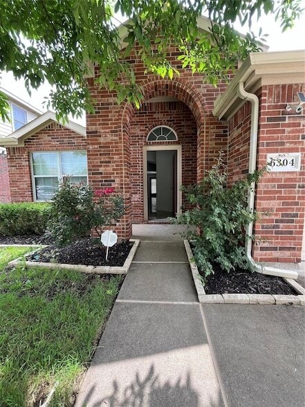 Building Photo - 6304 Spring Ranch Dr