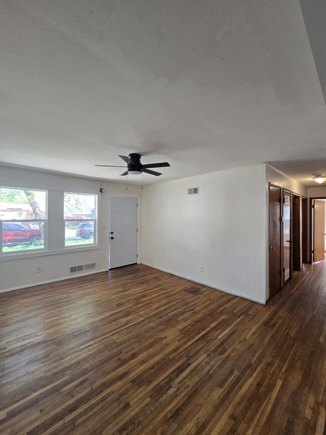 Photo - 1121 Luther E