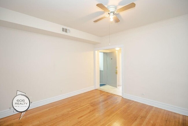 Photo - Marquette Park 2 Bed w/Hardwood Floors & Central heat Unidad 2408-2A