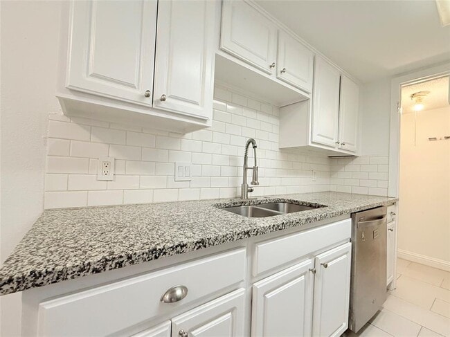 Building Photo - 2124 Burton Dr Unit 125 Rental
