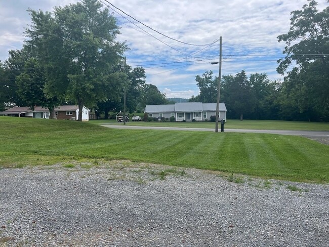 Photo - 3bed / 2 bath house near Race Track!