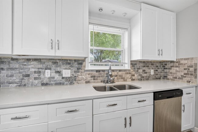 Building Photo - 5822 Reamer St