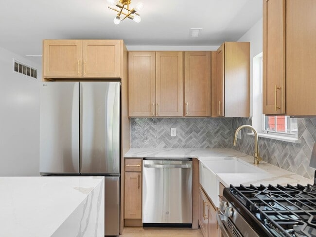 Building Photo - Fully Renovated 3-Bedroom Home with Designer Kitchen, Large Deck & Central Air in Pennsauken