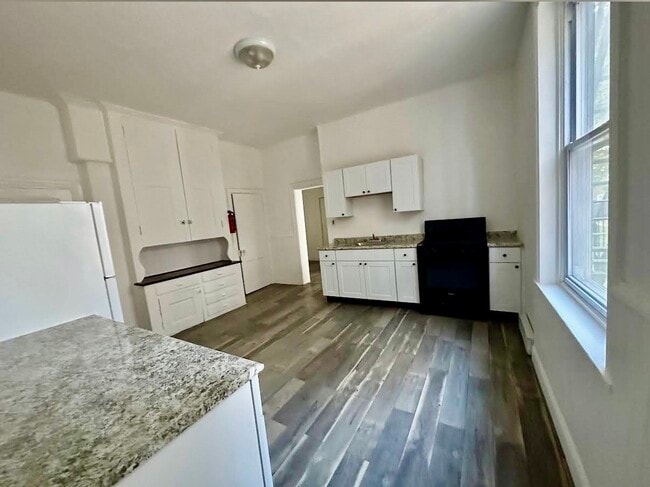 Building Photo - 930 W Main St Unit 1st Floor