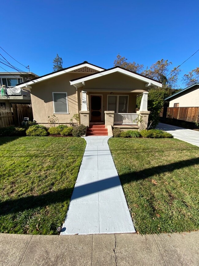 Building Photo - Charming Single-Family Home in Prime Menlo...