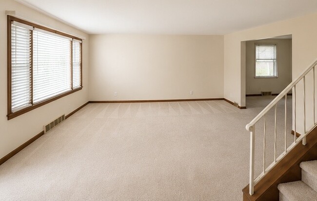 Building Photo - 60 Prestwick Dr Unit 60 Prestwick Dr